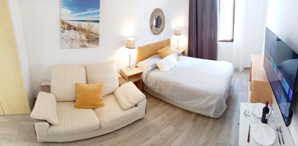 une petite chambre avec un lit et une chaise dans l'établissement Paraíso San Telmo, à Puerto de la Cruz