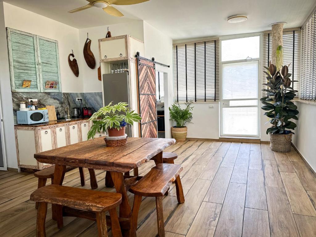 uma cozinha com uma mesa de madeira e algumas plantas em הסוויטה הפנורמית - Panoramic Suite em Nurit