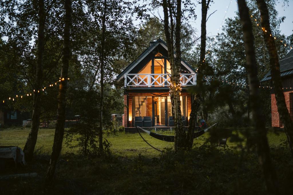 una pequeña casa en medio de un bosque en Czas na Las en Żarnowska