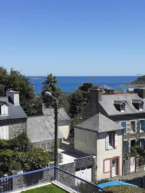 - une vue sur une ville avec des maisons et un éclairage de rue dans l'établissement les jardins du casino, à Saint-Quay-Portrieux
