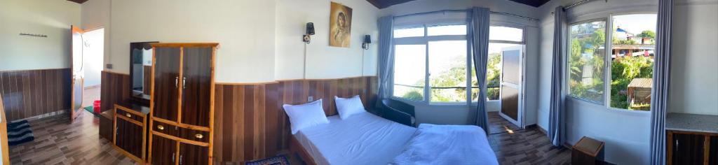 Letto o letti in una camera di Panoramic View Guest House Sarangkot