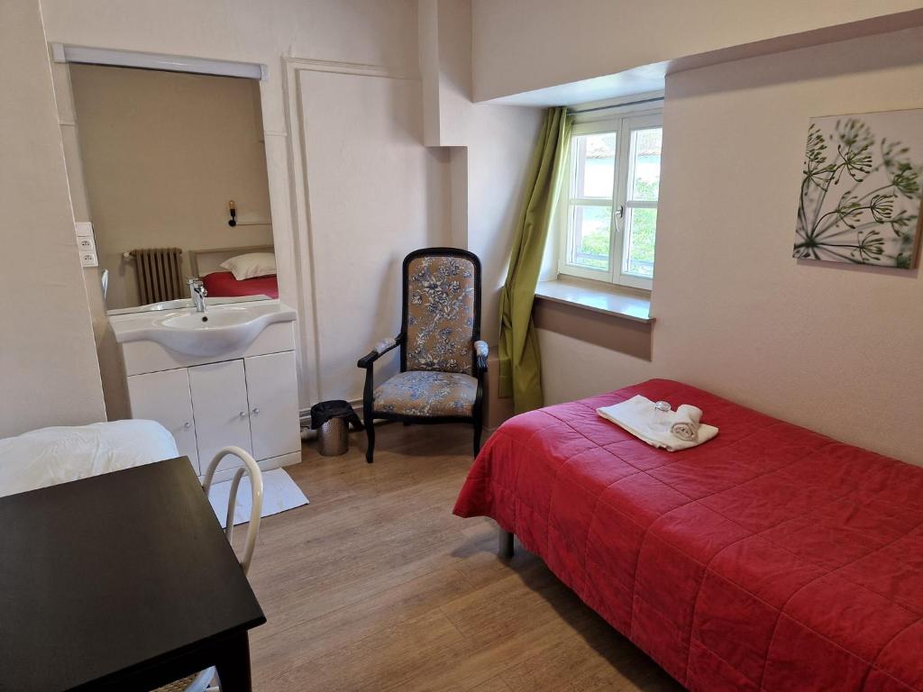 Postel nebo postele na pokoji v ubytování Hôtel Patricia - Strasbourg Hyper Centre