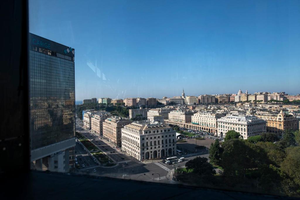 - Vistas a la ciudad desde un edificio en 225 - La Corte Luxury Apartment, Centro città con vista panoramica e PARCHEGGIO PRIVATO GRATUITO INCLUSO en Génova