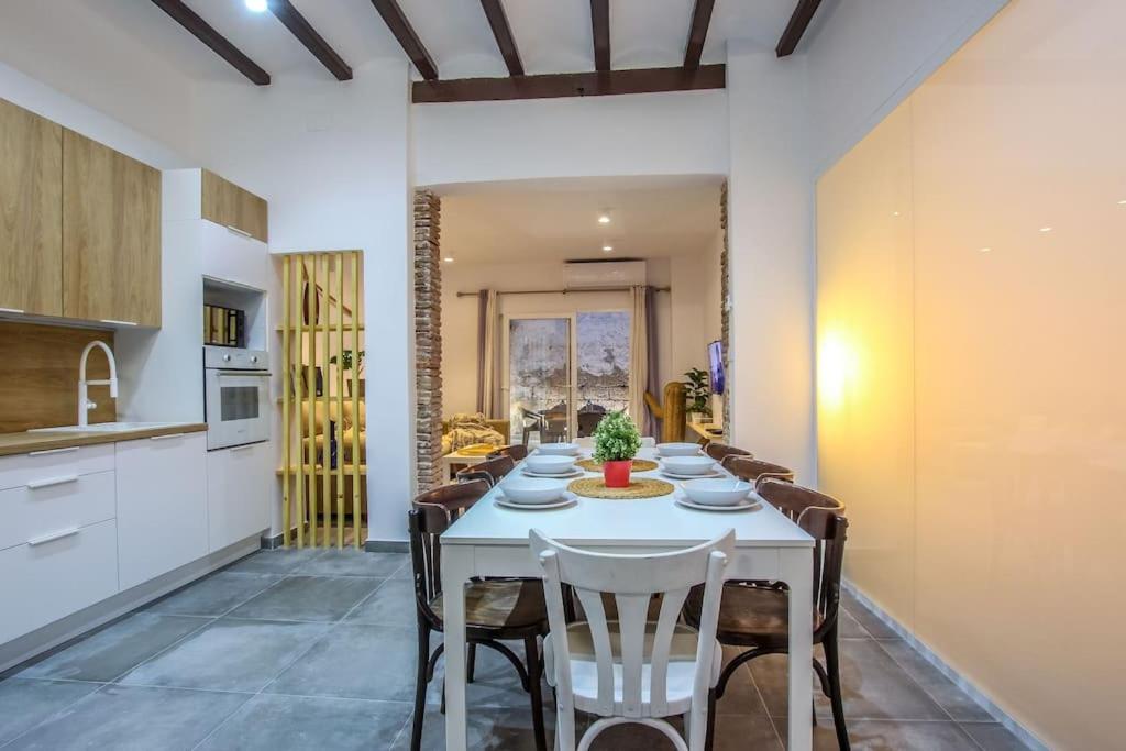 a kitchen and dining room with a white table and chairs at Fantástica y amplia casa de diseño in Los Mártires