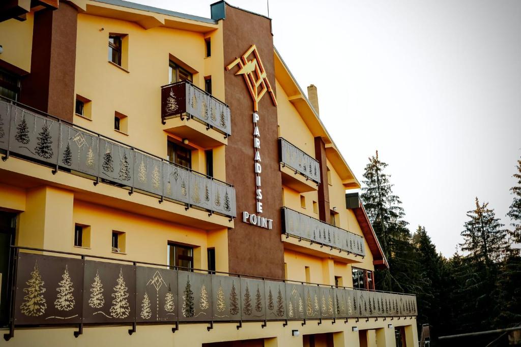 un hôtel avec un panneau sur son côté dans l'établissement Paradise Point, à Vartop