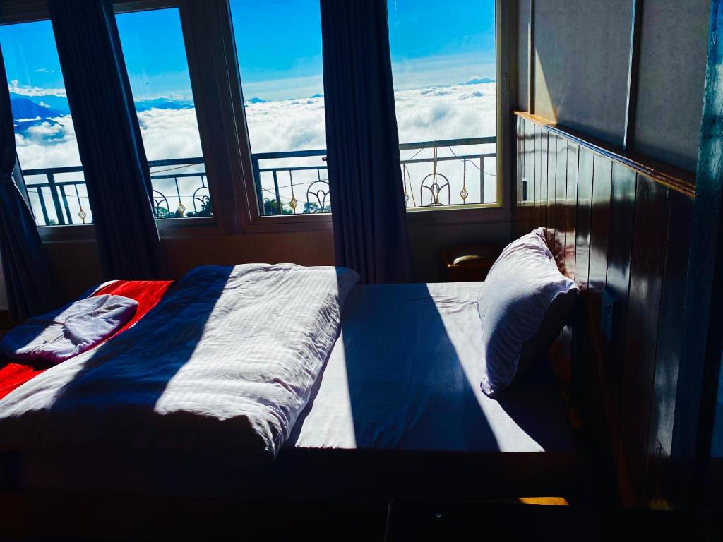 Letto o letti in una camera di Panoramic View Guest House Sarangkot