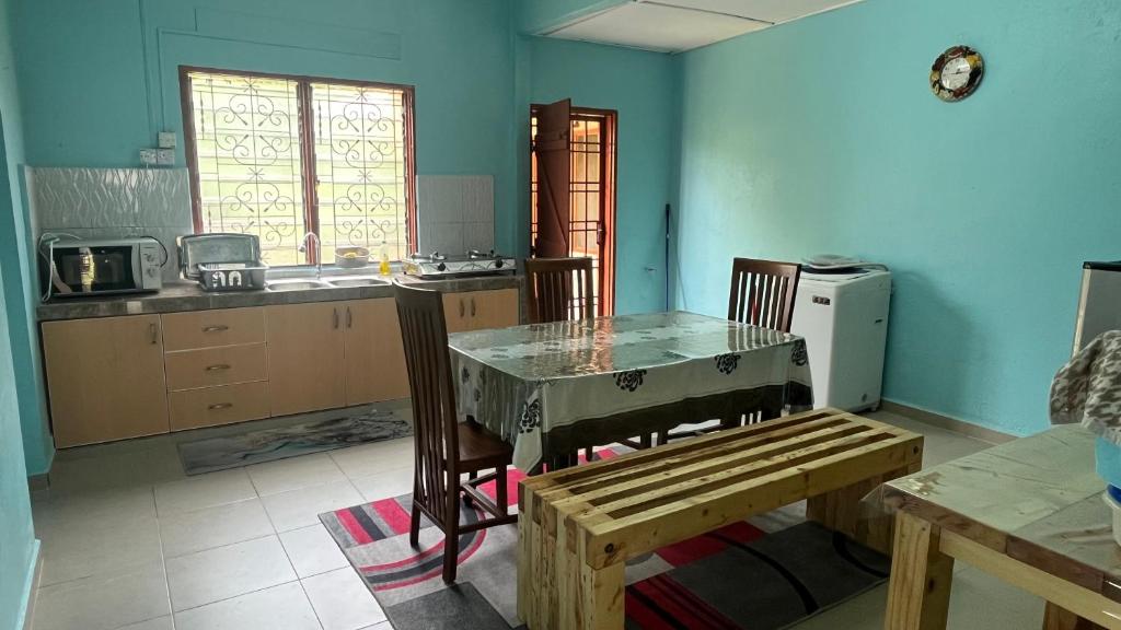 Кухня или кухненски бокс в Segamat Tunas Homestay