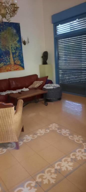 sala de estar con sofá y ventana en Villa Norte, en Ma‘yan Barukh