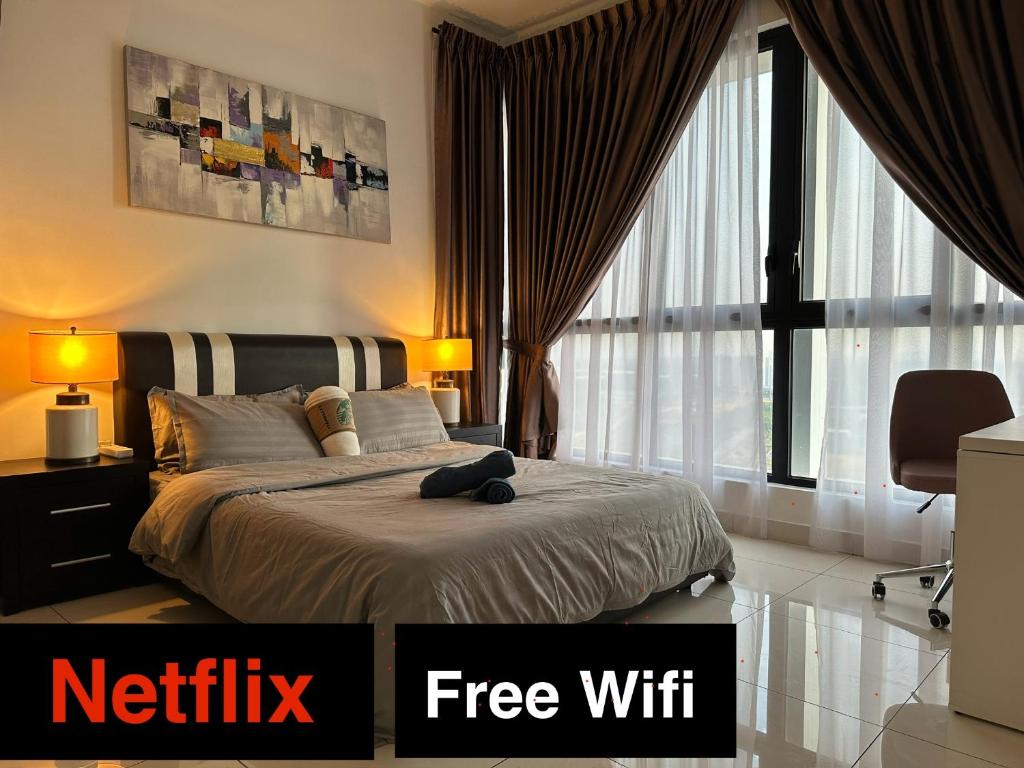 1 dormitorio con 1 cama y conexión Wi-Fi gratuita. en Educity Legoland Eco Botanic Homestay en Johor Bahru