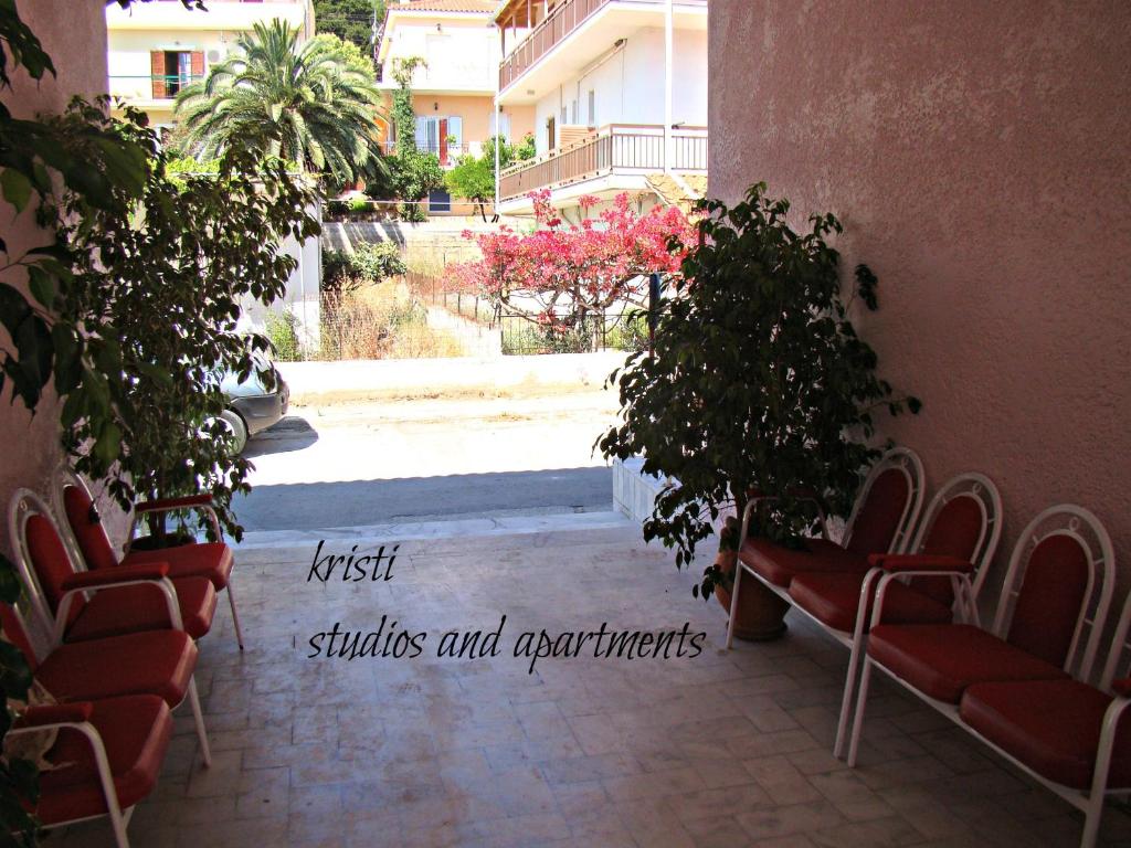 a group of chairs and plants in a courtyard at Kristi in Póros Kefalonias