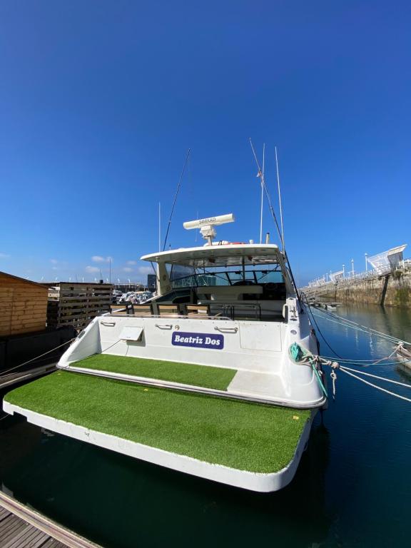 um barco está ancorado na água num porto em Yate en Gijon , experiencia única B em Gijón