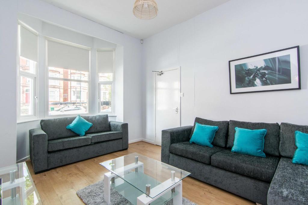 ein Wohnzimmer mit 2 Sofas und einem Couchtisch in der Unterkunft Spacious 4 bed with Parking near Nottingham City Centre - 184 Gregory House in Nottingham