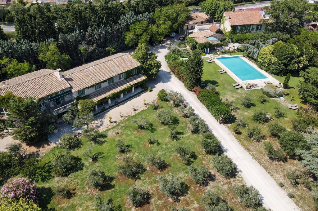 an aerial view of a house with a swimming pool at Hotel Moulin d'Aure in Saint-Rémy-de-Provence
