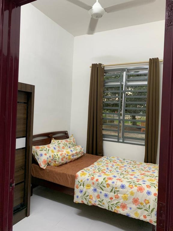 um quarto com uma cama e uma janela em Rezeki indah Hstay self check in em Bukit Mertajam