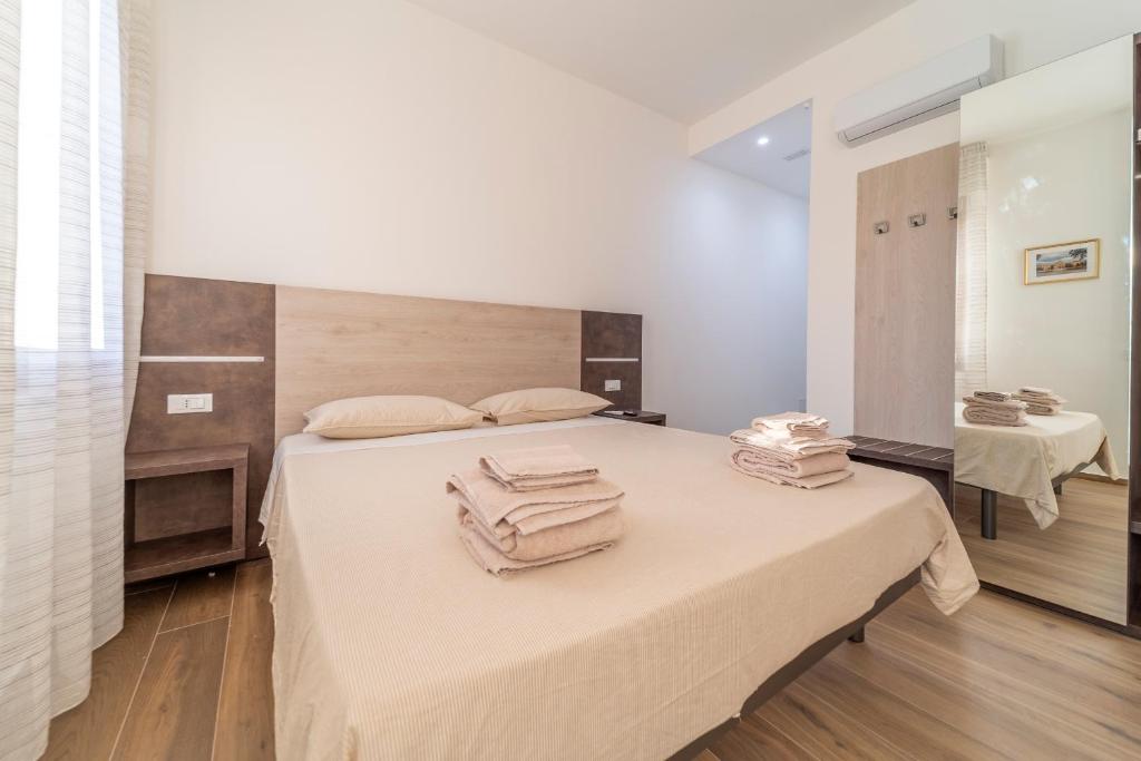 Postel nebo postele na pokoji v ubytování Mentana Rooms