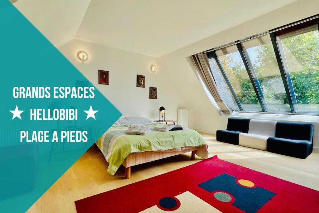 1 dormitorio con cama y alfombra roja en Ti Bras - la grande maison en Crozon