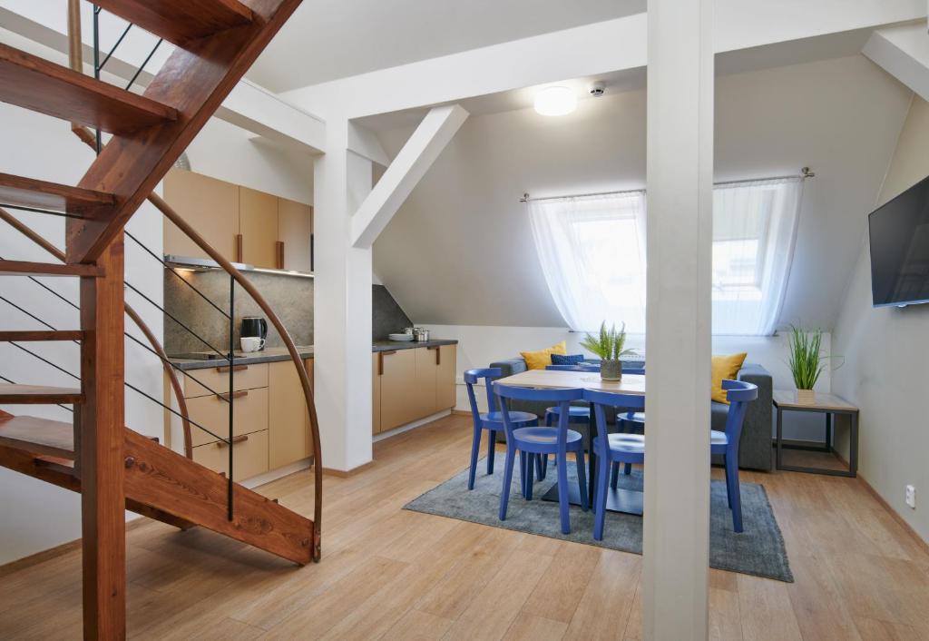 City Nest Apartments by Adrez - One-Bedroom Apartment - Split Level