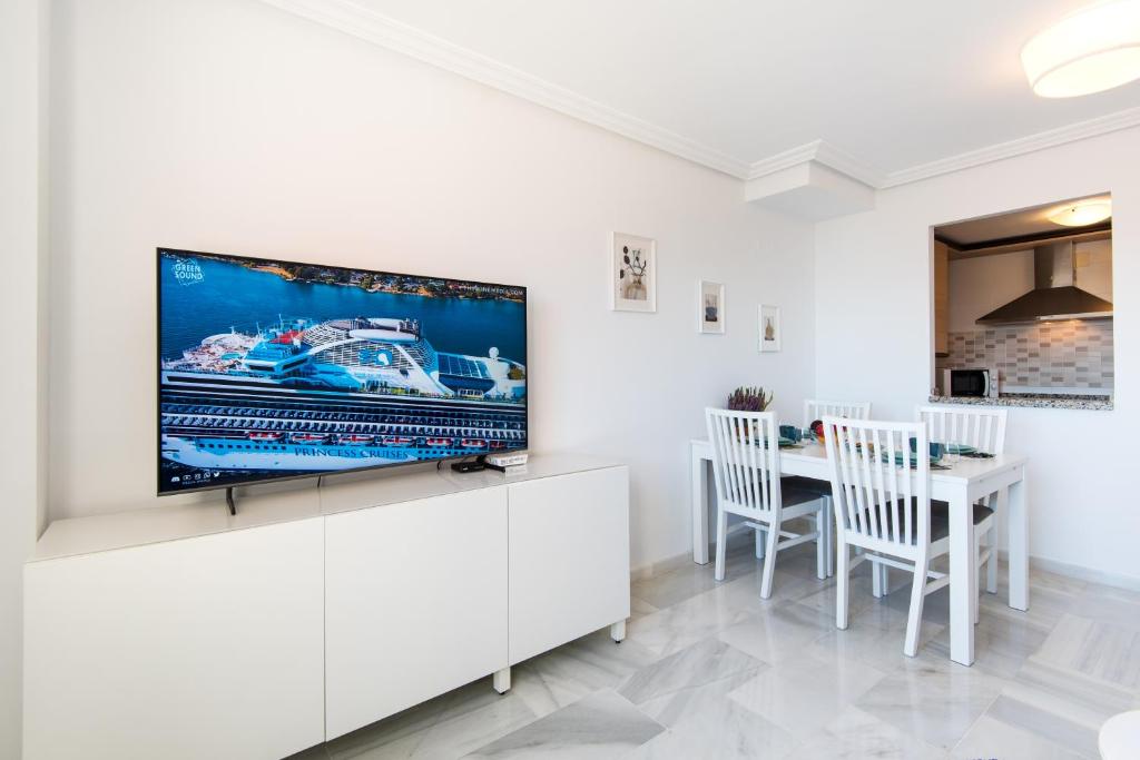 TV a/nebo společenská místnost v ubytování Sea view and 350m to the beach