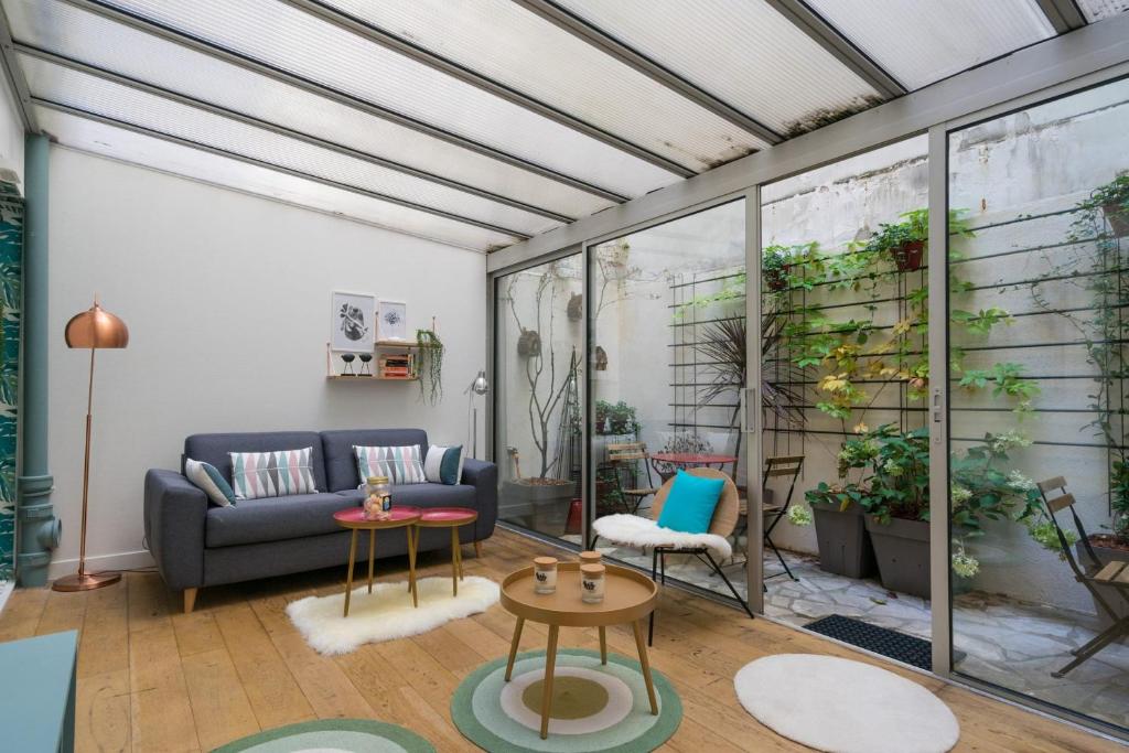 un salon avec un canapé et une table dans l'établissement Appartement chic avec patio - 2BR 6P - Le Marais, à Paris