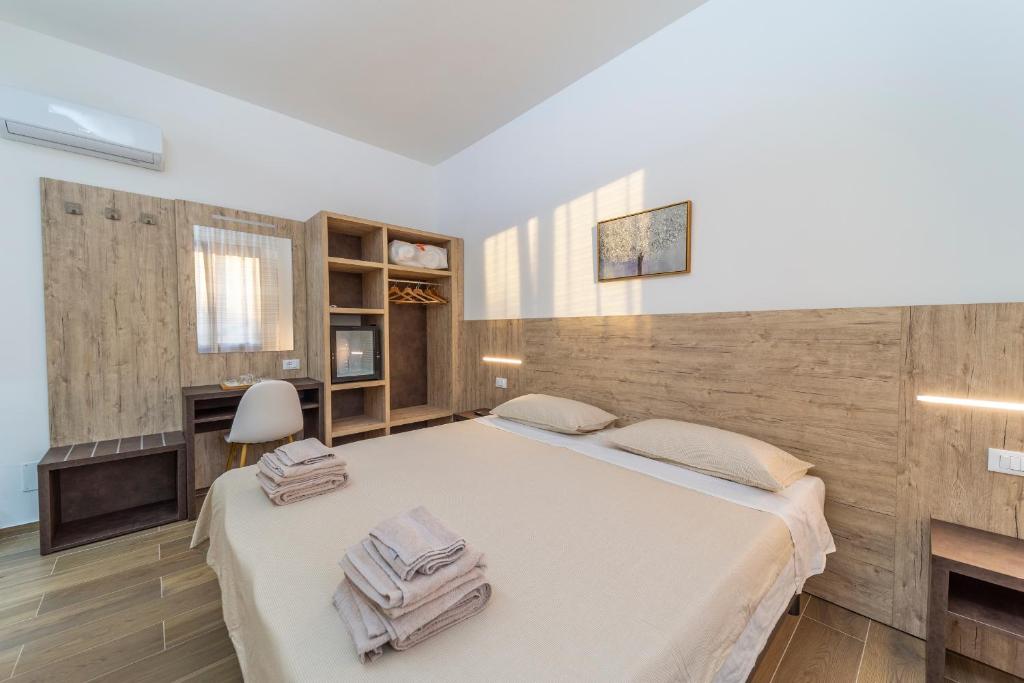 Postel nebo postele na pokoji v ubytování Mentana Rooms