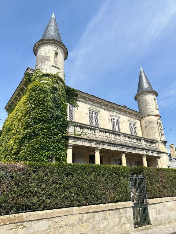 un château avec deux tours au sommet d'une haie dans l'établissement Les Tourelles, à Saint-Christoly-Médoc
