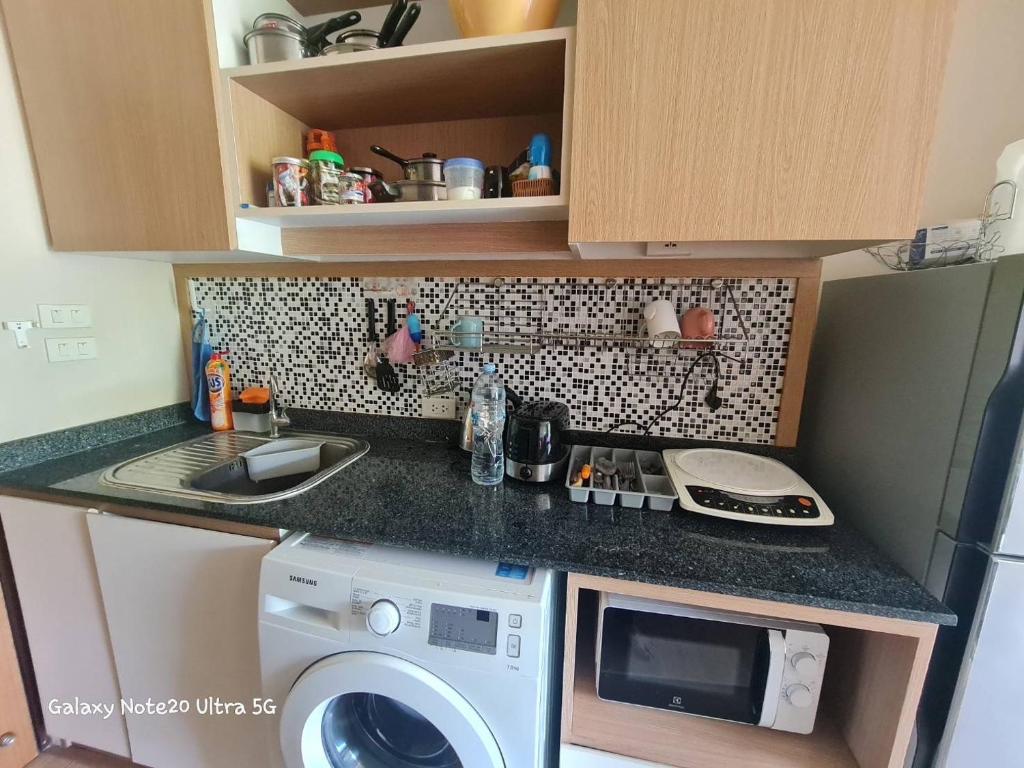 Kuchyň nebo kuchyňský kout v ubytování The Naithorn Condo Unit 401