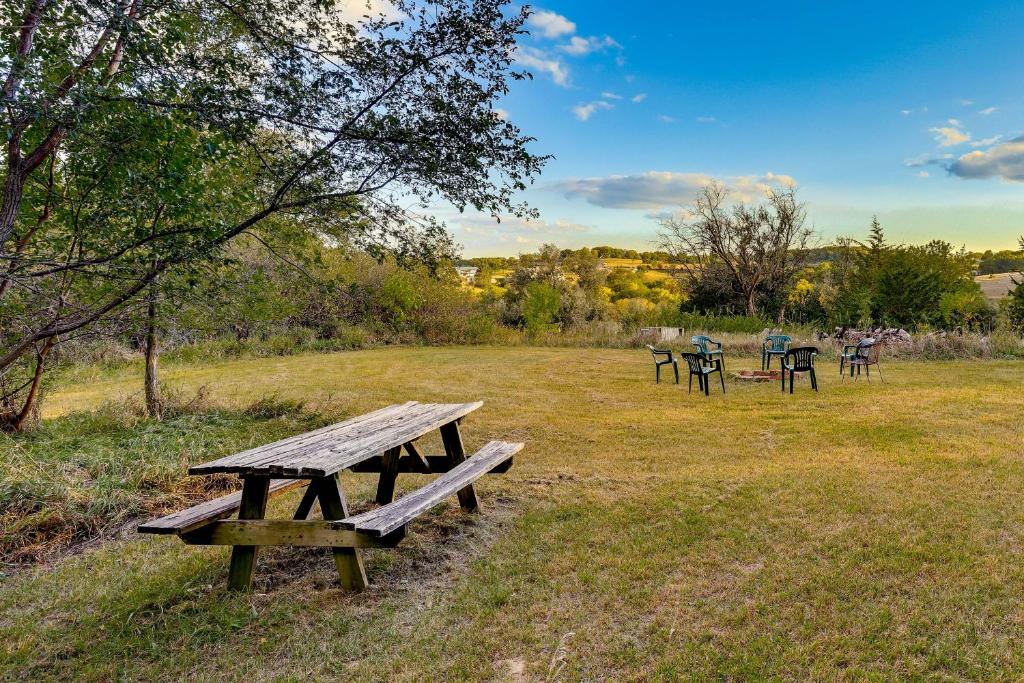 Fort Calhoun Home with Screened Porch and Playground! tesisinin dışında bir bahçe