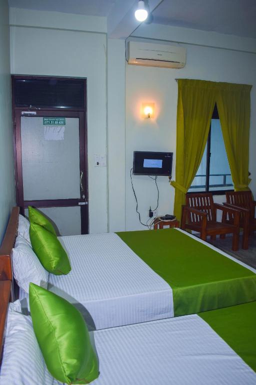 Postel nebo postele na pokoji v ubytování Samara Guest inn