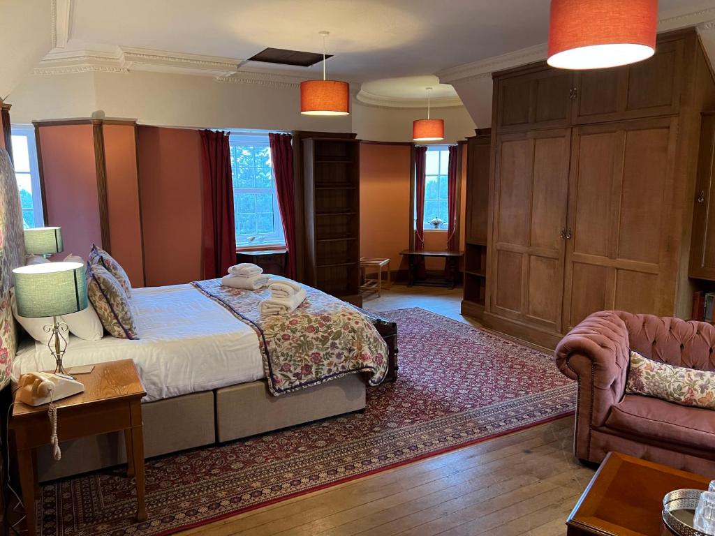 Postel nebo postele na pokoji v ubytování Dalmunzie Castle Hotel