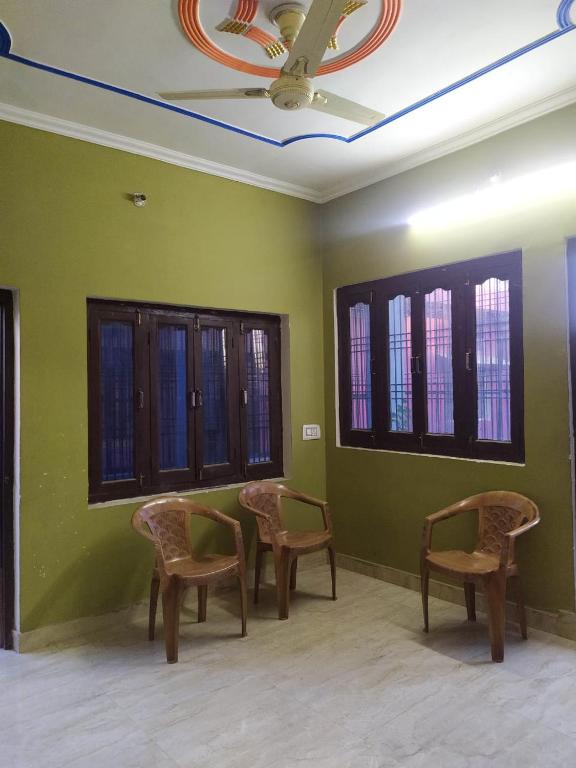 Posezení v ubytování Malti Home stay 5 minute walking distance fromAyodhya DhamRailway Station