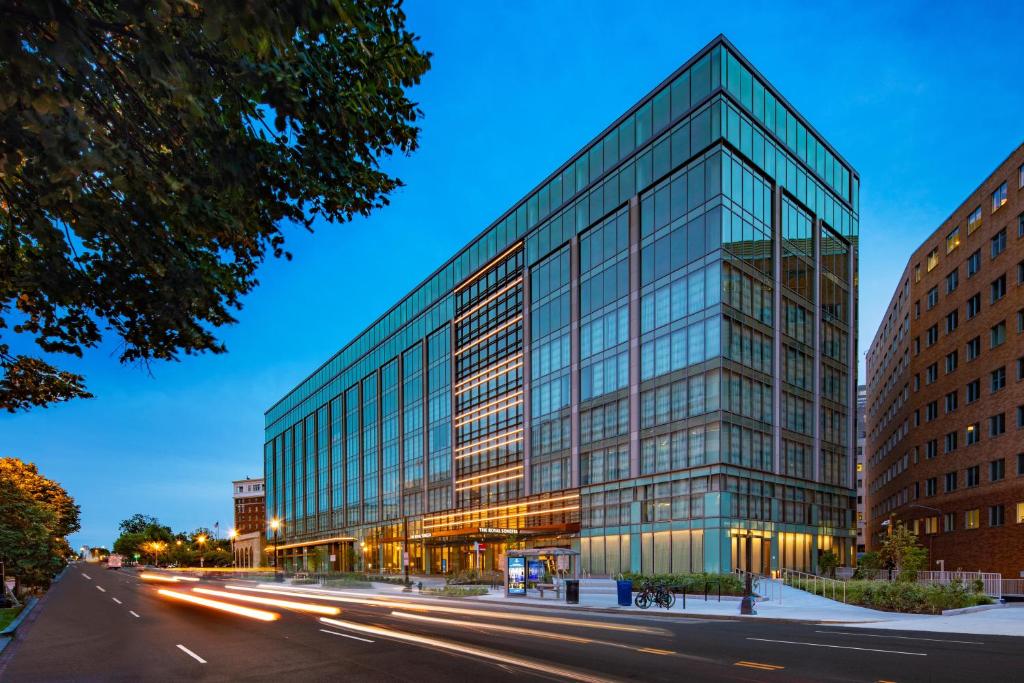 ein hohes Glasgebäude mit einer Straße davor in der Unterkunft The Royal Sonesta Washington DC Capitol Hill in Washington