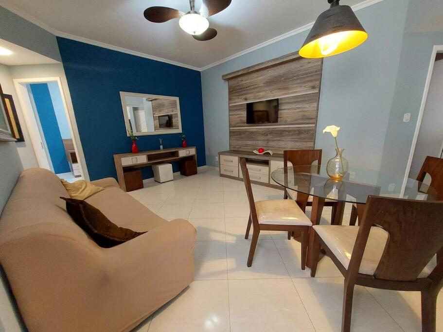 sala de estar con sofá y mesa en APÊ BLUE (8min a pé da Praia do Forte), en Cabo Frío