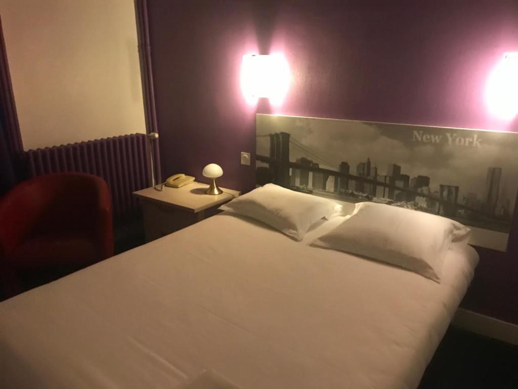 Postel nebo postele na pokoji v ubytování Hotel Couleurs Sud Centre-ville Gare Charleville-Mézières