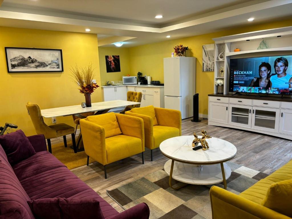 ein Wohnzimmer mit einem Sofa, einem Tisch und einem TV in der Unterkunft Home away from home in Winnipeg
