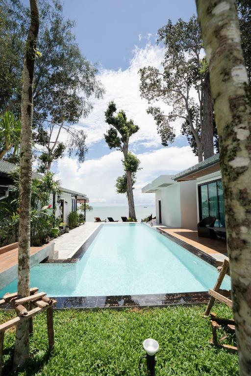 Bazén v ubytování BeachHouse Pool Villas Krabi nebo v jeho okolí