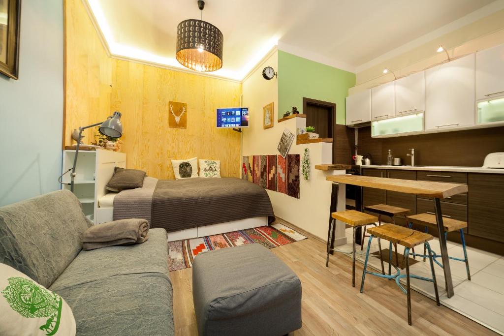 een klein appartement met een bed en een keuken bij The Center Vintage & Hancrafted in Boedapest