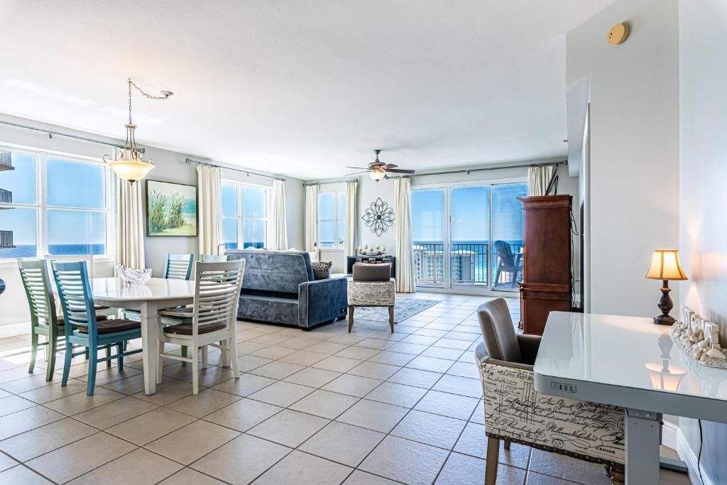 uma sala de estar com mesa e cadeiras em Ariel Dunes II 1701 em Destin