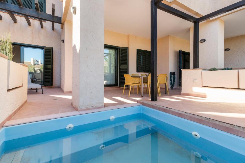 uma casa com uma piscina e um pátio em El Oasis Casa Palmera 16 Bajo B em Fuente Alamo