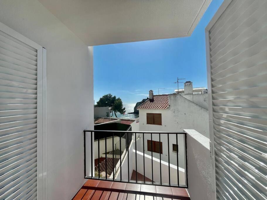 Elle comprend un balcon offrant une vue sur un bâtiment blanc. dans l'établissement 1bedroom duplex beach apartment, à Carvoeiro