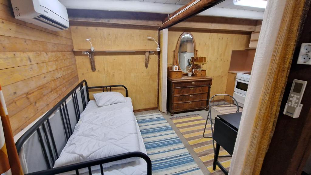 ein kleines Zimmer mit einem Bett und einem Waschbecken in der Unterkunft Bitterna Åkatorp in Bitterna