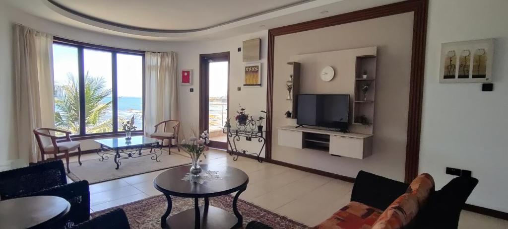 TV a/nebo společenská místnost v ubytování English Point Residence Beach Apartments Mombasa
