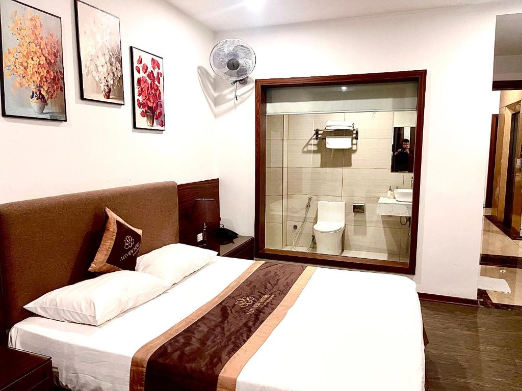 Postel nebo postele na pokoji v ubytování Luxtel Hotel Ngoại Giao Đoàn