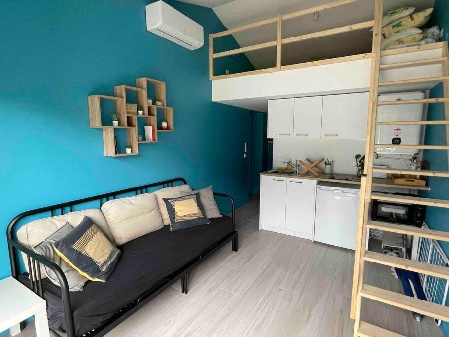 ein Schlafzimmer mit einem Etagenbett und eine Küche in der Unterkunft Charmant Studio - Jacuzzi/Jardin in Andernos-les-Bains