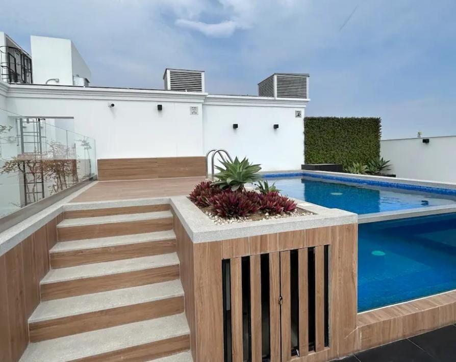 una casa con piscina e una casa di Exclusive San Isidro a Lima
