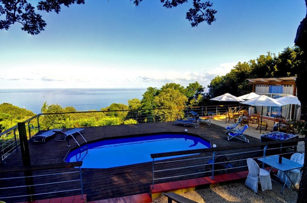 una piscina con vistas al océano en B&B Casa Casotto, en Amantea