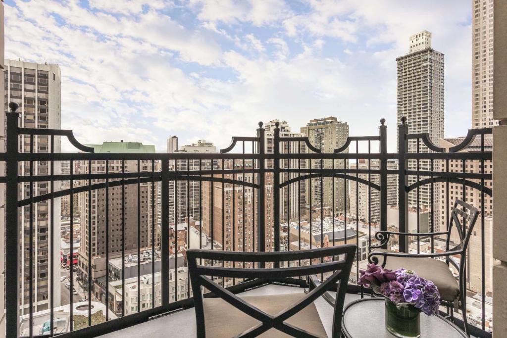 Waldorf Astoria Chicago - Corner One-Bedroom Corner Terrace Suite With Fireplace