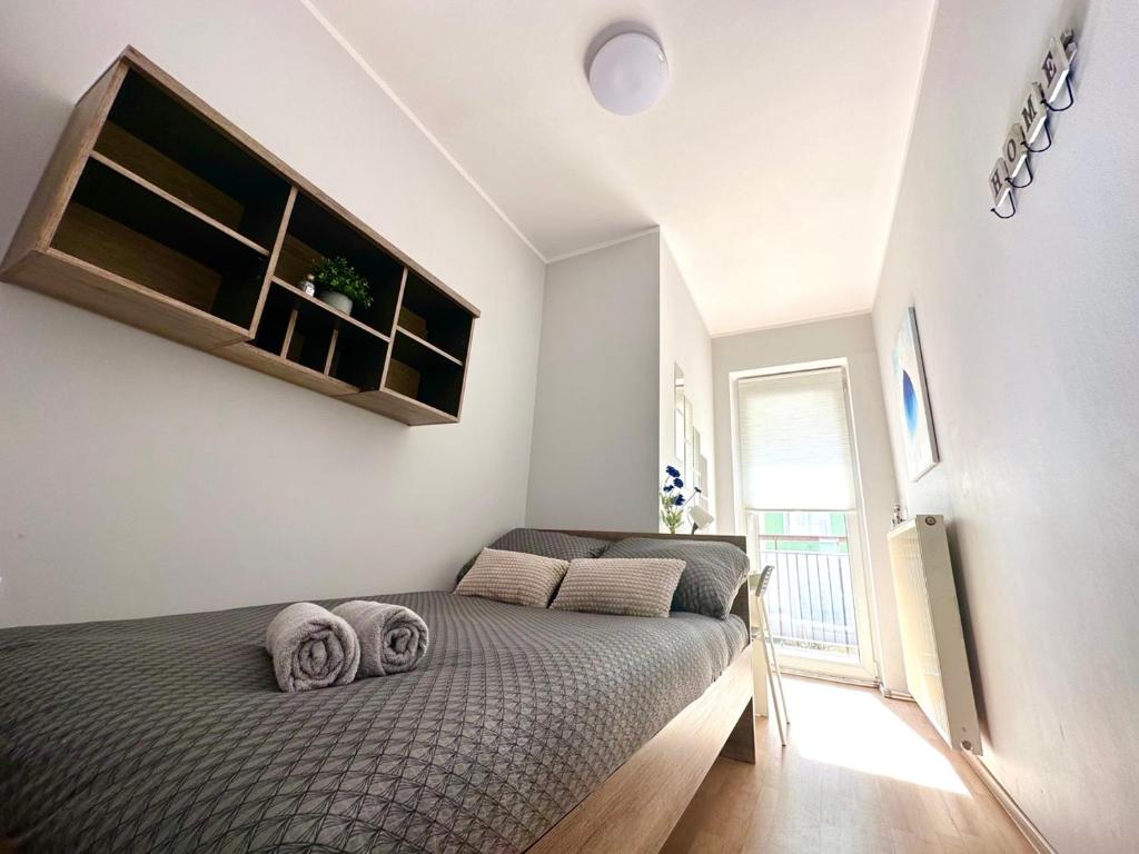 1 dormitorio con 1 cama con 2 toallas en MMRent Princess Room en Gdansk
