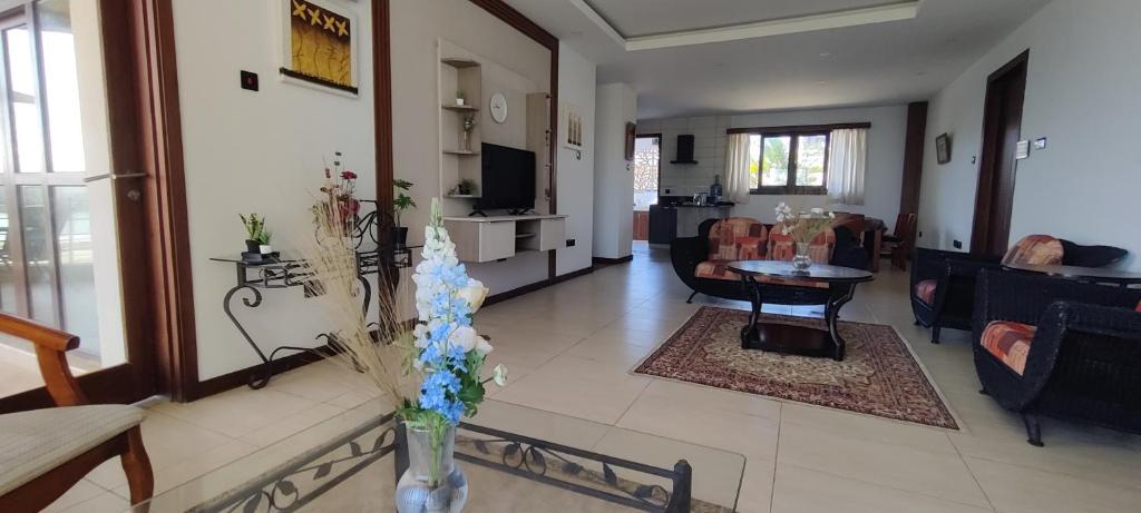 TV a/nebo společenská místnost v ubytování English Point Residence Beach Apartments Mombasa