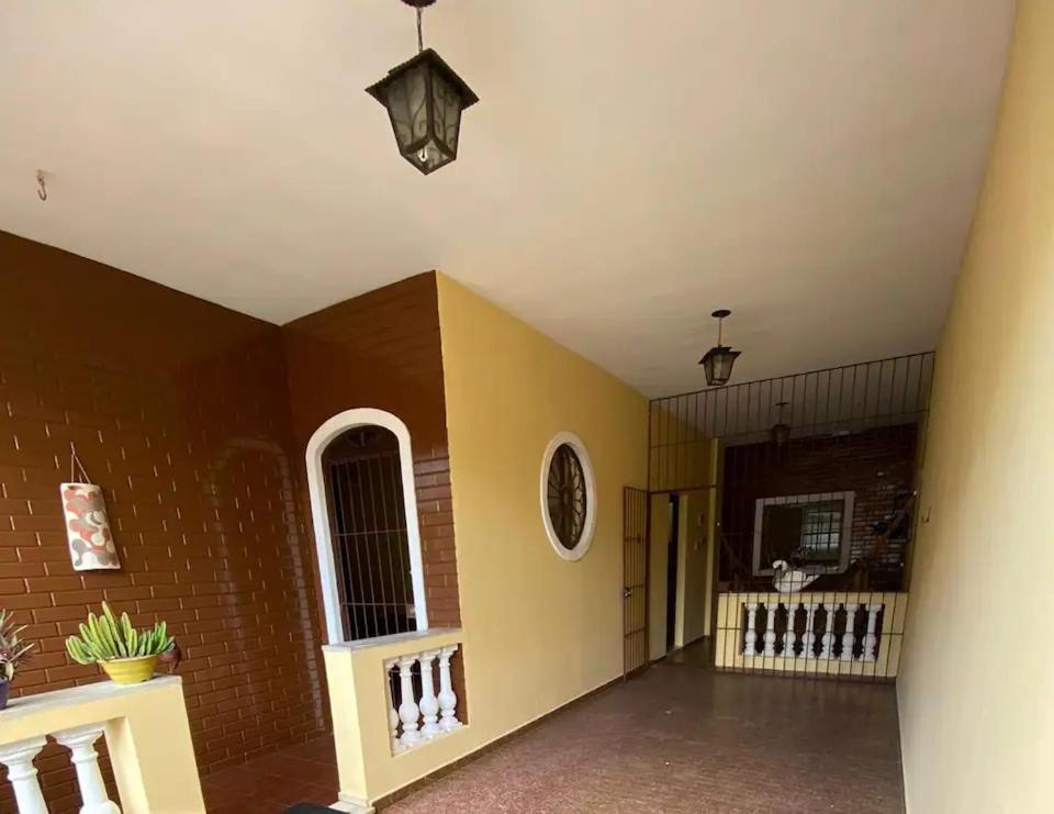 uma sala de estar com uma parede de tijolos e um tecto em Casa acolhedora e familiar em Campos dos Goytacazes