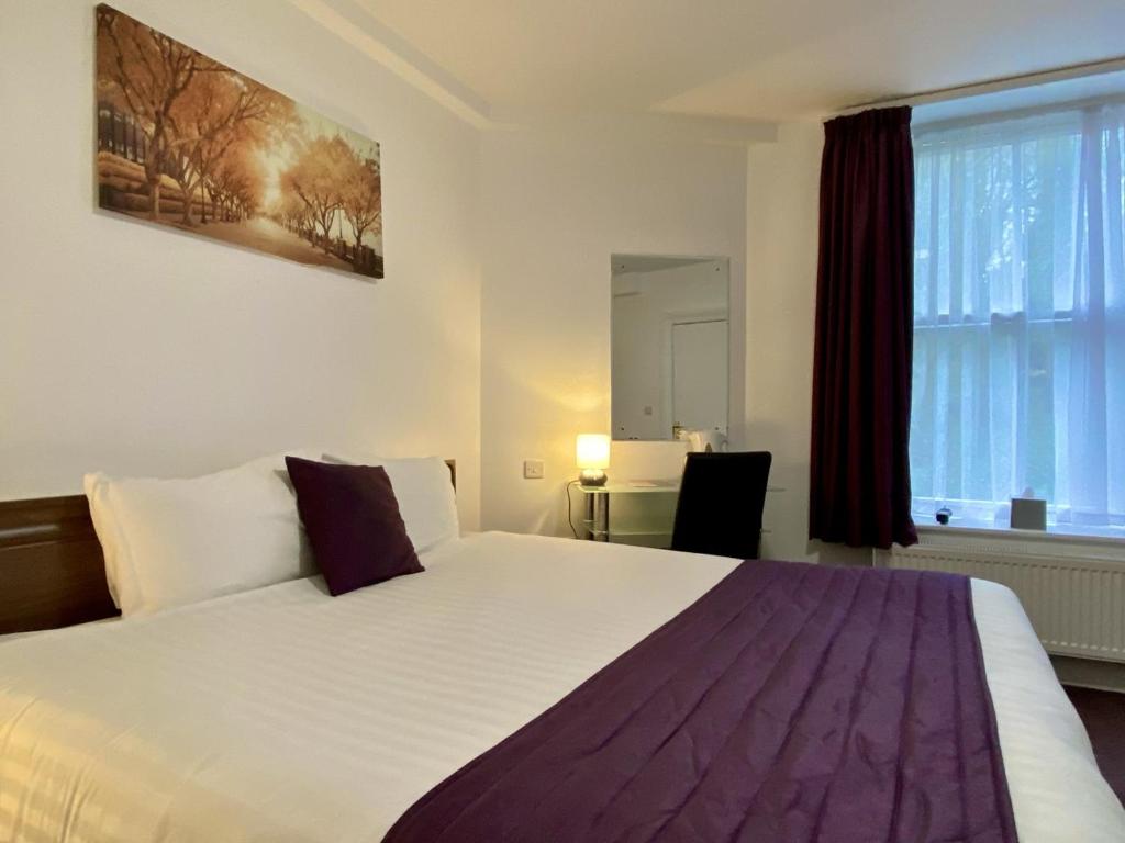 Postel nebo postele na pokoji v ubytování The Palace Hotel Buxton & Spa